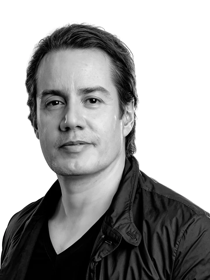 Retrato en blanco y negro de Edson Noyola.
