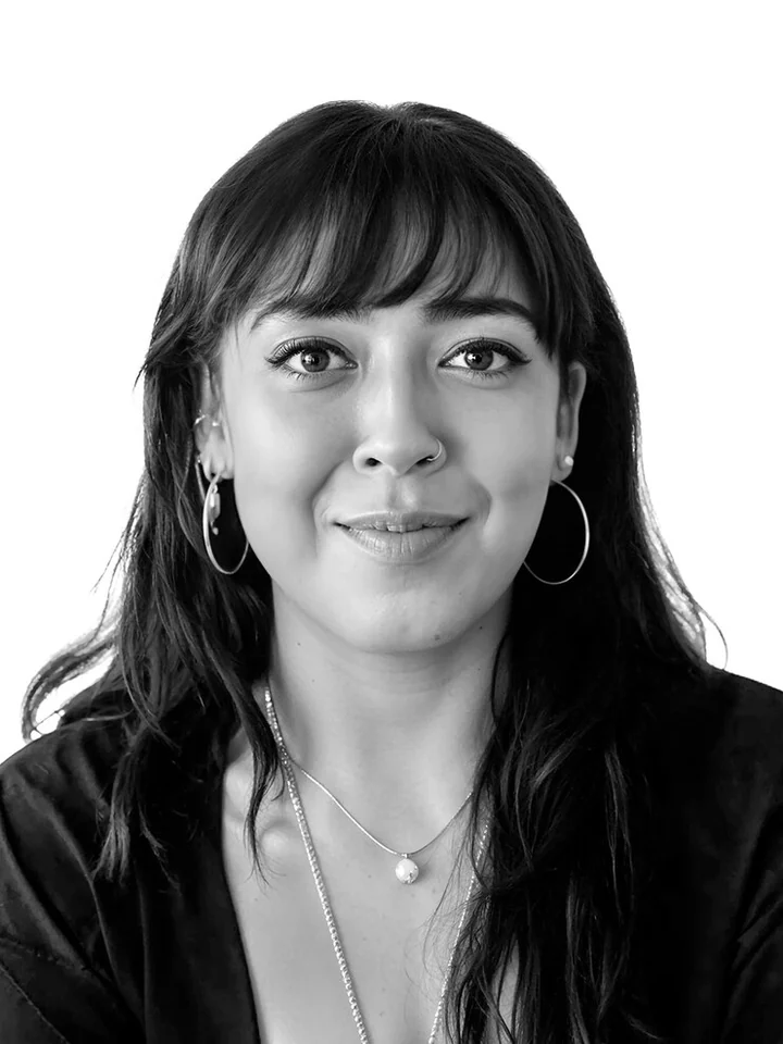 Retrato en blanco y negro de Karen Luna.