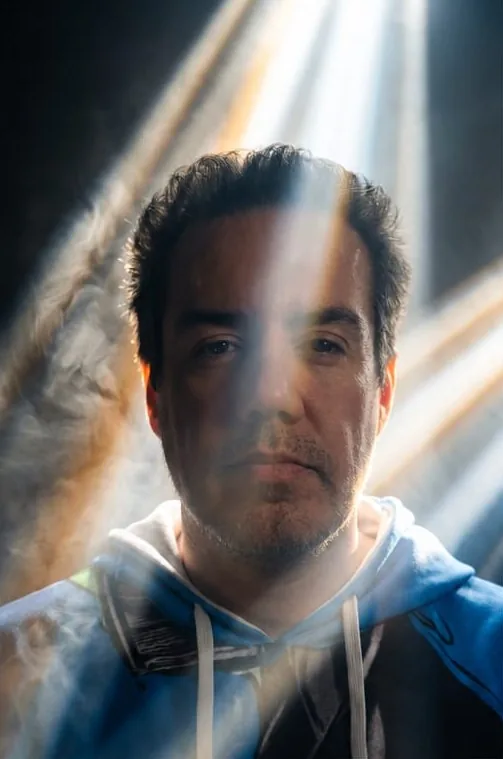 Edson Noyola de frente, atravesado por un haz de luz